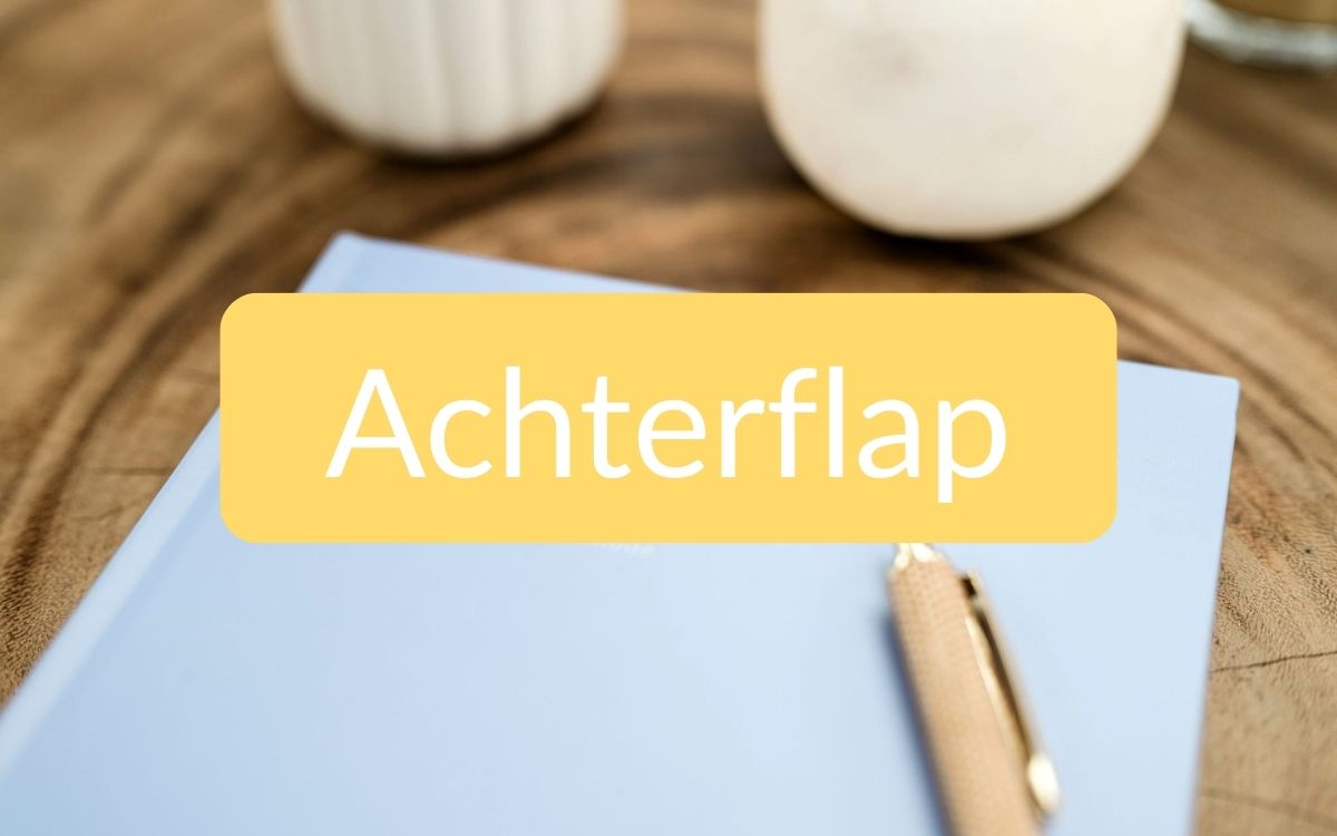 Dichtgeslagen notitieboek met een gouden pen op een houten tafel met de tekst Achterflap, headerbeeld bij de blog over een achterflaptekst schrijven
