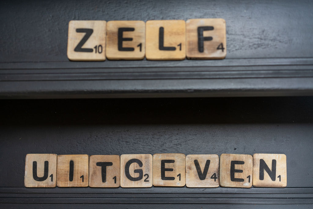 Scrabble-letters met de tekst 'zelf uitgeven'