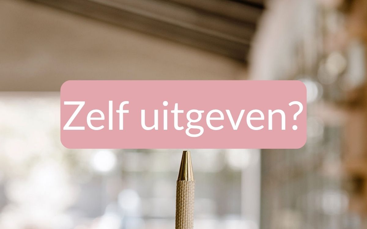 Hand die een pen omhoog houdt met de tekst Zelf uitgeven, headerbeeld bij de blog over zelf uitgeven of naar een uitgeverij