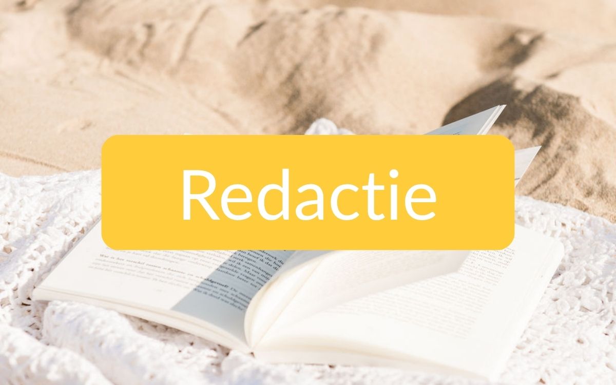 Opengeslagen boek op een strandkleed met het woord Redactie, bij een blog over redactie van je manuscript
